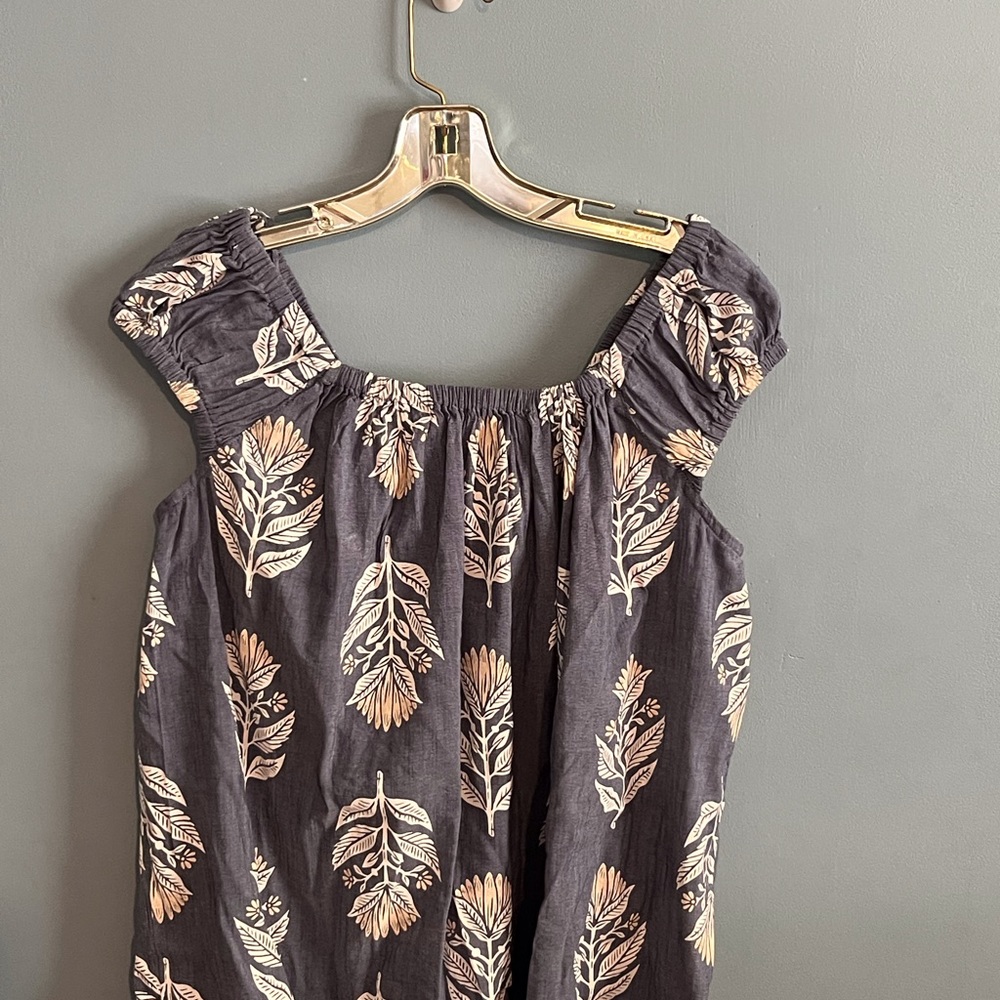 SELLING SASHA TOP FOR WOMEN SIZE M FLORAL COLOR  BNWOT SLEEVELESS